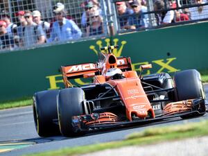 McLaren's Belgian driver Stoffel Vandoorne powers through a corner during the Formula One Australian Grand Prix in Melbourne on March 26, 2017. (Photo by PAUL CROCK / AFP) McLaren's Belgian driver Stoffel Vandoorne powers through a corner during the Formula One Australian Grand Prix in Melbourne on March 26, 2017. (Photo by PAUL CROCK / AFP)