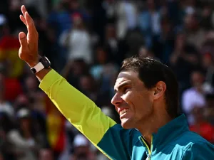Spain's Rafael Nadal waves as he celebrates after victory over Norway's Casper Ruud during their men's singles final match on day fifteen of the Roland-Garros Open tennis tournament at the Court Philippe-Chatrier in Paris on June 5, 2022. (Photo by Anne-Christine POUJOULAT / AFP)