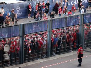 Liverpool fans stand outside unable to get in in time leading to the match being delayed prior to the UEFA Champions League final football match between Liverpool and Real Madrid at the Stade de France in Saint-Denis, north of Paris, on May 28, 2022. (Photo by Thomas COEX / AFP) Liverpool fans stand outside unable to get in in time leading to the match being delayed prior to the UEFA Champions League final football match between Liverpool and Real Madrid at the Stade de France in Saint-Denis, north of Paris, on May 28, 2022. (Photo by Thomas COEX / AFP)