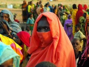 وكانت السلطات السودانية أغلقت جسرا رئيسيا في العاصمة الخرطوم يربطها بمدينة بحري.