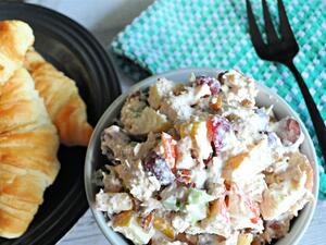 سلطة الدجاج بجوز البيكان الشهية