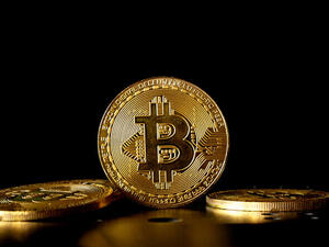 أسعار العملات الرقمية: البيتكوين يرتفع إلى 30 ألف دولار