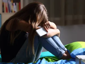 هل تساهم وسائل التواصل الاجتماعي في اكتئاب المراهقين ؟