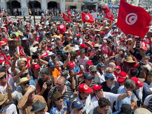 رفع المتظاهرون شعارات رافضة للاستفتاء على الدستور الجديد