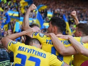 Ukraine's striker Roman Yaremchuk celebrates scoring the team's second goal during the FIFA World Cup 2022 play-off semi-final qualifier football match between Scotland and Ukraine at Hampden Park in Glasgow, Scotland on June 1, 2022. (Photo by ANDY BUCHANAN / AFP) Ukraine's striker Roman Yaremchuk celebrates scoring the team's second goal during the FIFA World Cup 2022 play-off semi-final qualifier football match between Scotland and Ukraine at Hampden Park in Glasgow, Scotland on June 1, 2022. (Photo by ANDY BUCHANAN / AFP)