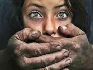  تعرض رجال فريق العمل للاعتداء إذ جُردوا من ملابسهم 