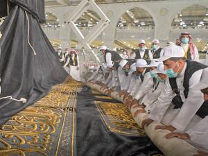 استبدال كسوة الكعبة الشريفة