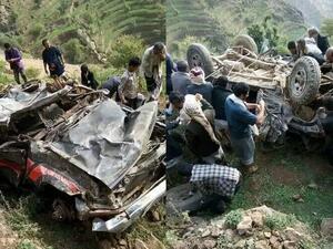 سقوط سيارة في منحدر جبلي باليمن