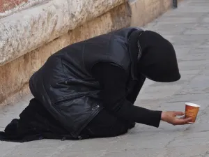 تصل عقوبة المتهمة إلى السجن مدة لا تزيد على سنة، أو بغرامة لا تزيد على مائة ألف ريال
