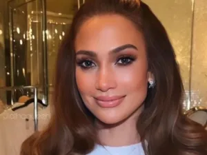 جينيفر لوبيز بفستان زفاف ناعم من توقيع زهير مراد