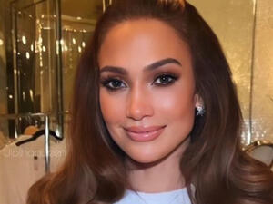 جينيفر لوبيز بفستان زفاف ناعم من توقيع زهير مراد