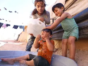 الحر الشديد ضيف ثقيل على النازحين في إدلب