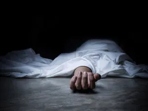 ن تيقنت الزوجة من نوم زوجها طلبت من عشيقها الحضور، فاقدم على خنق الزوج الى ان فارق الحياة 
