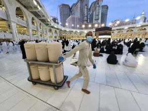 موظفو الكعبة تفانٍ بخدمة آلاف المسلمين يوميا