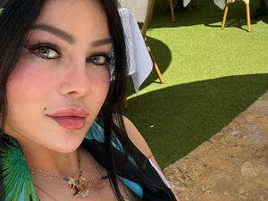 هيفاء وهبي بفستان قصير من الكروشيه ووشاح على رأسها 
