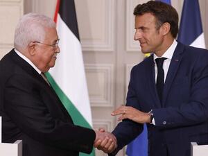 Abbas (L) Macron