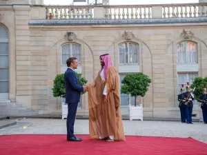 تأتي زيارة بن سلمان بعد زيارة ماكرون إلى جدة في كانون الأول/ديسمبر، حين أطلقا مبادرة لمساعدة لبنان.