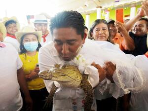 عُمدة مكسيكي يتزوج من تمساح