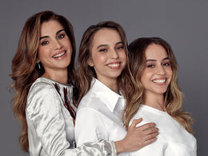 الملكة رانيا رفقة ابنتيها الأميرة إيمان والأميرة سلمى