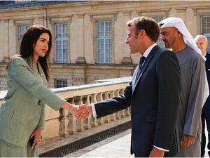 السفيرة هند العتيبة تلقي التحية على الرئيس الفرنسي إيمانويل ماكرون والشيخ محمد بن زايد 