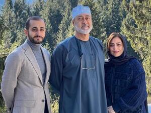 السلطان هيثم برفقة زوجته وابنه ولي العهد ذي يزن