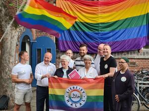 علم المثليين يرفرف على مسجد في ألمانيا