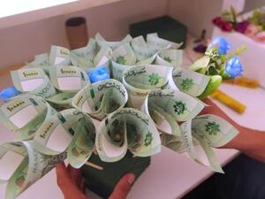 باقات الليرات والدولارات بدلًا من الزهور .. مشروع جديد في لبنان