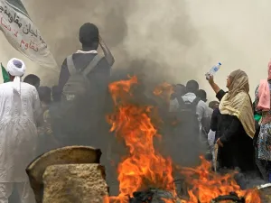 الآلاف يحتشدون في شوارع الخرطوم