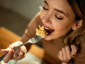 طبيب البوابة: كيف يؤثر الطعام على مزاجك؟ 