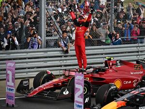 Race winner Ferrari's Spanish driver Carlos Sainz Jr celebrates after the Formula One British Grand Prix at the Silverstone motor racing circuit in Silverstone, central England on July 3, 2022. (Photo by Ben Stansall / AFP) Race winner Ferrari's Spanish driver Carlos Sainz Jr celebrates after the Formula One British Grand Prix at the Silverstone motor racing circuit in Silverstone, central England on July 3, 2022. (Photo by Ben Stansall / AFP)