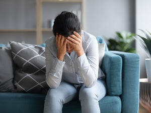 كيف يؤثر الحزن على الشخص وما هي الأعراض الجسدية؟