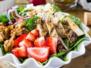 سندويشات سلطة الدجاج بالفراولة