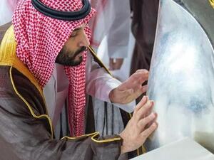 الأمير محمد بن سلمان يقبل الحجر الأسود 