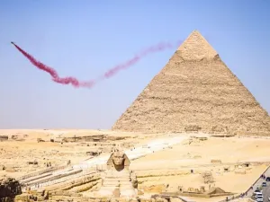 عروض جوية في سماء أهرامات الجيزة