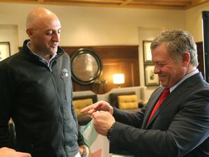 الملك عبدالله الثاني يستقبل المتسلق مصطفى سلامة