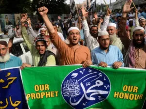 وقتل شخصان في اشتباكات بين الشرطة ومتظاهرين مسلمين 