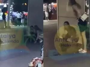 سائحتان تقضيان حاجتهما أمام المارة في تركيا