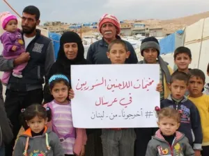 ويشكل اللاجئون السوريون والفلسطينيون نسبة 40 بالمئة من عدد السكان في لبنان 