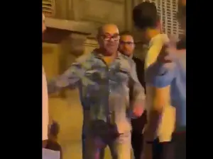 صورة لملك المغرب محمد السادس سكران في حواري باريس 