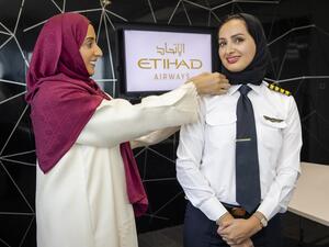 كابتن الاتحاد للطيران عائشة المنصوري أول كابتن طيران إماراتية في مجال الطيران التجاري في الإمارات