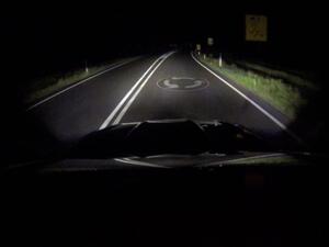 تقنية فورد للإضاءة الأمامية تساعد السائقين في إبقاء نظرهم على الطريق