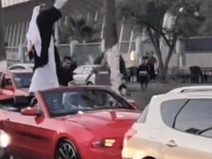 طالب كويتي يثير غضب الأردنيين بإلقاء النقود من مركبته 