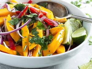 سلطة مانجو بالخضار والريحان