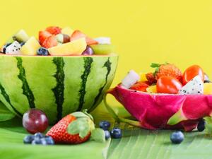 سلطة فواكه الصيفية مع صلصة الليمون والعسل