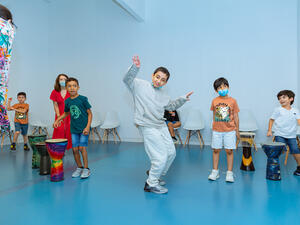 استضافة عدد من منتسبي الهلال الأحمر الإماراتي في ورش متنوعة ضمن البرنامج إبداع وترفيه للأطفال من "براعم الهلال" في "الجليلة الصيفي"