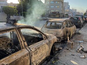 سيارات محترقة إثر الاشتباكات في العاصمة طرابلس