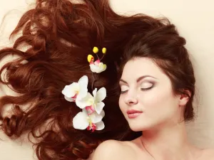 جميلة البوابة: 7 علاجات سبا للشعر في المنزل 