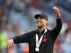 Liverpool's German manager Jurgen Klopp celebrates after winning the English FA Community Shield football match between Liverpool and Manchester City at the King Power Stadium in Leicester on July 30, 2022. (Photo by Nigel Roddis / AFP)