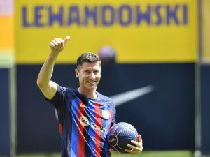 FC Barcelona's Polish forward Robert Lewandowski gestures during his official presentation at the Camp Nou stadium in Barcelona on August 5, 2022. (Photo by Pau BARRENA / AFP)