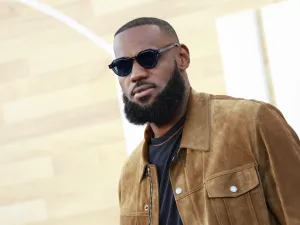 US basketball player LeBron James arrives for Netflix's Los Angeles premiere of "Hustle" held at the Westwood Regency Village Theatre on June 1, 2022 in Los Angeles, California. (Photo by Michael Tran / AFP)
